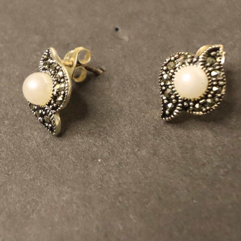 -Women's Silver Tone Marcasite Pearl Earrings Size OS